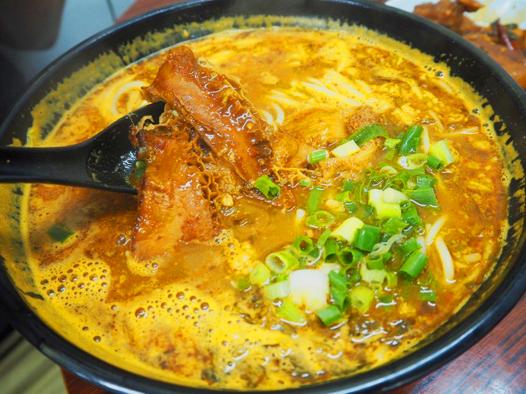 荃湾西美食 / 老板娘云南米线 / 香车街街市 / 老板坚持用小锅煮每一碗米线，以确保留住食材的精华并且入味。